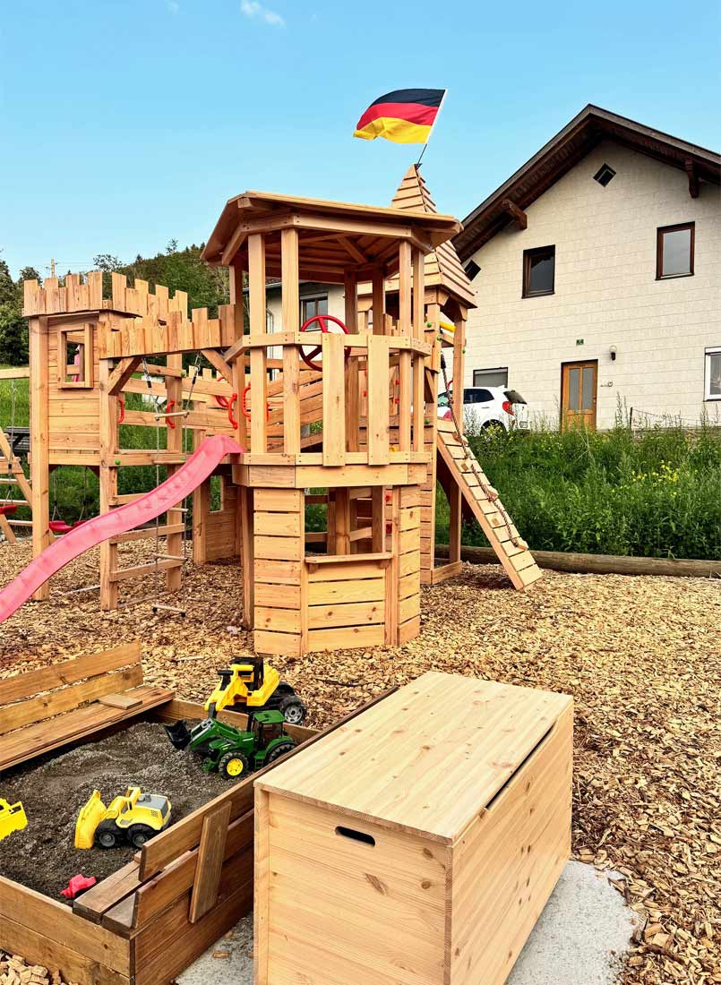 Spielplatz zum klettern, schaukeln und rutschen