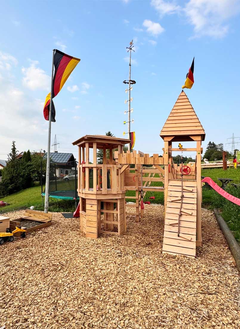 Kinderspielturm zum klettern und rutschen.